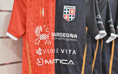 Le nuove maglie della Torres 2024-2025 disponibili presso lo store di via Largo Cavalotti 21